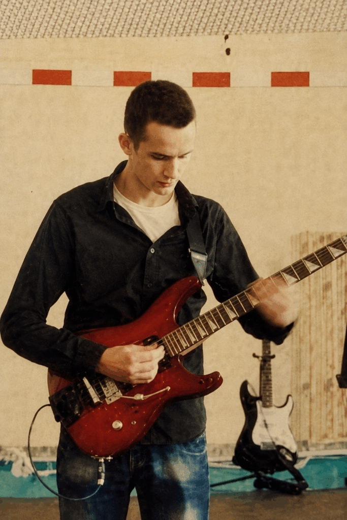 Piotr Tadrzyński podczas gry na gitarze elektrycznej