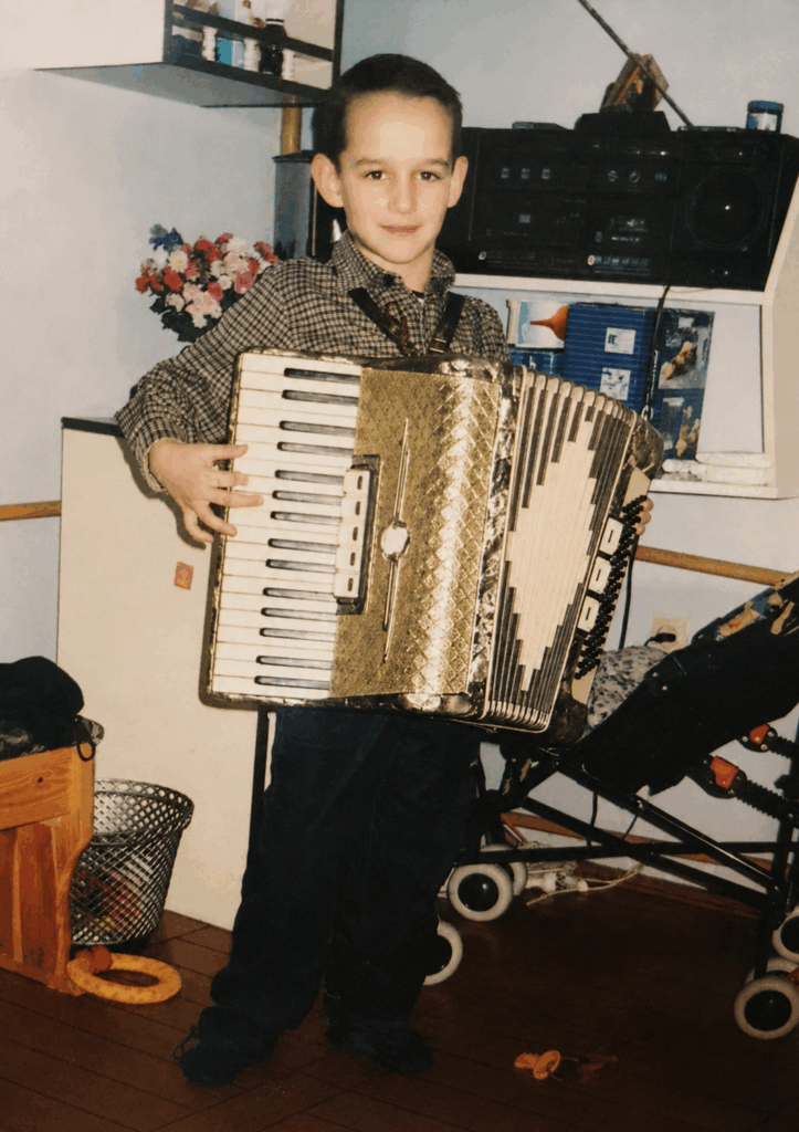 Piotr Tadrzyński jako dziecko z akordeonem
